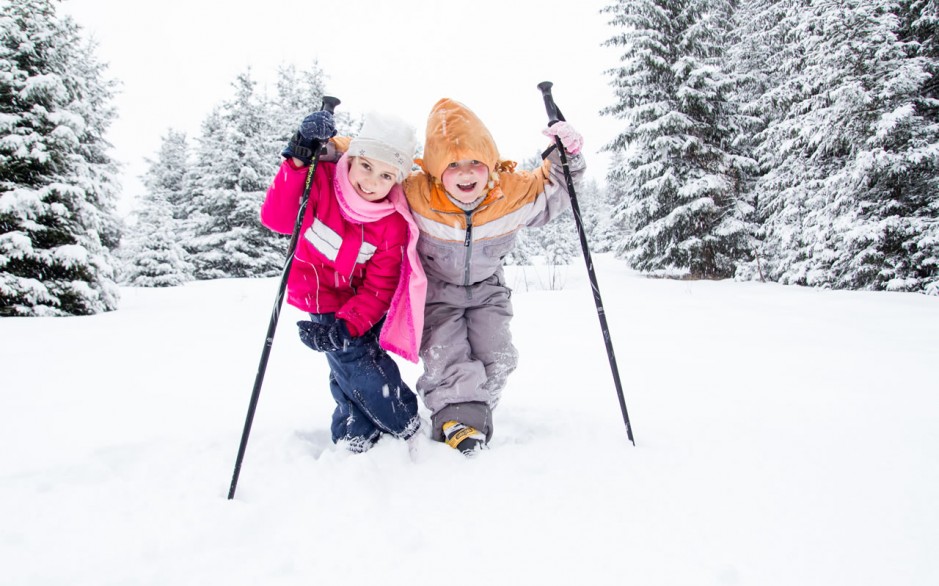 Children on a hike through the snow-covered landscape
