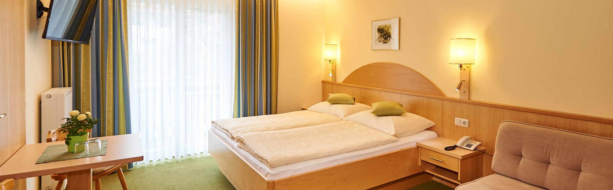 Doppelbett im Zimmer in der Pension Panorama in Wagrain